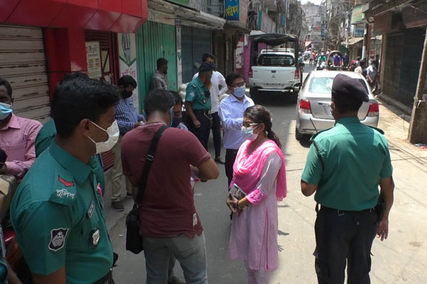 বরিশালে লকডাউন;
সকালে কড়াকড়ি
বিকেলে ঢিলেঢালা