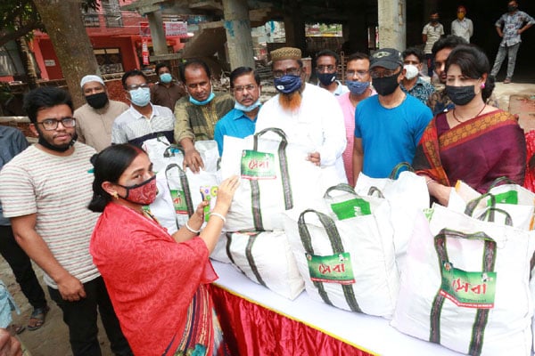 বগুড়ায় সঙ্কটাপন্ন মানুষের মাঝে খাদ্য বিতরণ