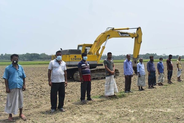 নাটোরে ফসলী জমিতে পুকুর খনন বন্ধের দাবিতে মানববন্ধন