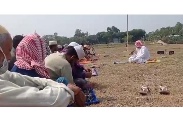 তীব্র খরা থেকে রক্ষায় খোলা মাঠে নফল নামাজ 