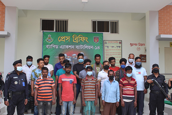 ময়মনসিংহে কোটি টাকার ভারতীয় পণ্যসহ আটক ১৮ 