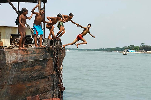 বরিশালে মৃদু তাপদহে অতিষ্ঠ মানুষ