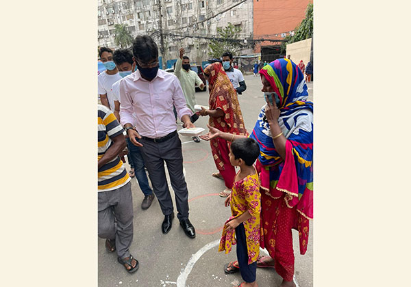 বিডিএইডের উদ্যোগে ছিন্নমূল মানুষের মাঝে ইফতার সামগ্রী বিতরণ


