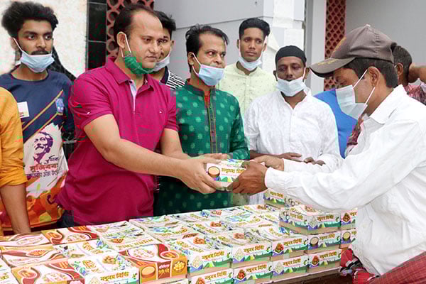 গুরুদাসপুরে অসহায়দের মাঝে ইফতার ও মাস্ক বিতরণ
