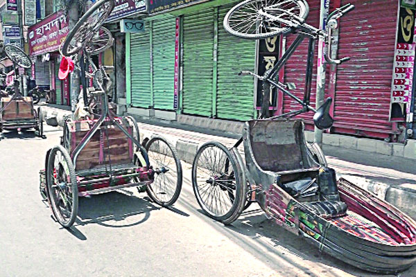 লকডাউনে রিকশা ধরে ফেলে রাখে পুলিশ 