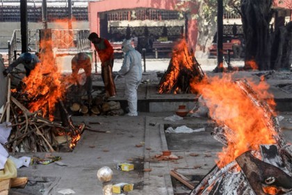 করোনায় বেসামাল ভারত; লাশের স্তুপ ফুরাচ্ছে না শ্মশানে