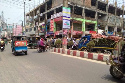 রংপুরে লকডাউনে
সড়কে যান চলাচল বেড়েছে 