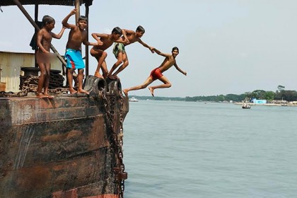 বরিশালে মৃদু তাপদহে অতিষ্ঠ মানুষ