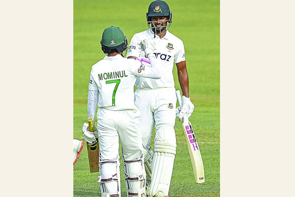 দ্বিতীয় দিনের খেলায় ব্যাট করতে নেমেছেন টাইগাররা