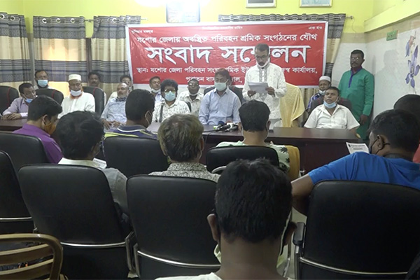 গণপরিবহন চালানোর দাবিতে যশোরে শ্রমিকদের সংবাদ সম্মেলন