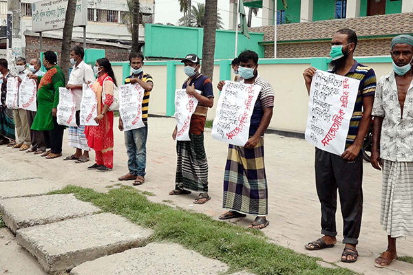 খাদ্য সহায়তার দাবিতে রিকশা চালকদের মানববন্ধন