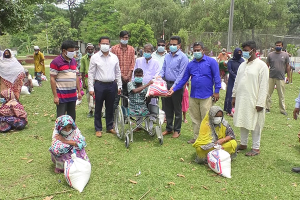 করোনা সংকটে কর্মহীন ১০০ পরিবারের মাঝে খাদ্য সহায়তা