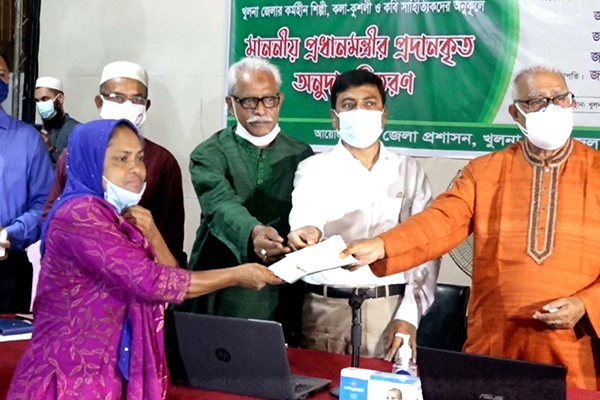 খুলনায় কর্মহীন দুঃস্থ শিল্পী কলা-কুশলীদের অনুদান