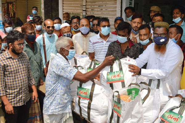বগুড়ায় কর্মহীন অসহায় মানুষের
মাঝে ত্রাণ সামগ্রী বিতরণ
