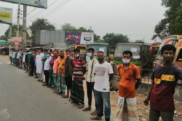 ত্রাণের দাবিতে সাতক্ষীরায় শ্রমিকদের মানববন্ধন