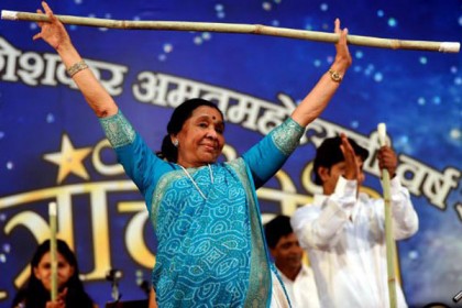 হৃতিকের কায়দায় মঞ্চে আশার নাচ, পুরনো ভিডিও ভাইরাল