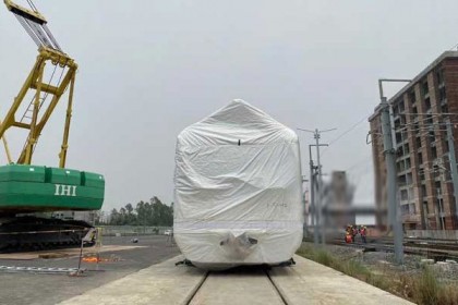 রেলওয়ে ট্র্যাকে বসলো মেট্রোরেল কোচ