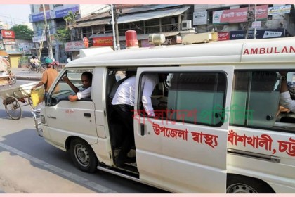 লকডাউনে সরকারি অ্যাম্বুলেন্সে যাত্রী পরিবহন!