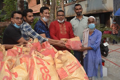 বরিশালে অসহায়দের মাঝে ইফতার সামগ্রী বিতরণ