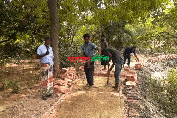 গ্রামবাসীদের নিজ উদ্যোগে রাস্তা সংস্কার  