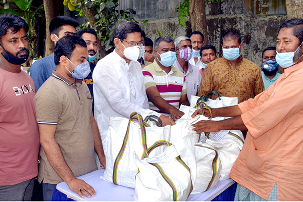 বগুড়ায় সিএনজি মালিক সমিতির সদস্যদের মাঝে ঈদ সামগ্রী বিতরণ