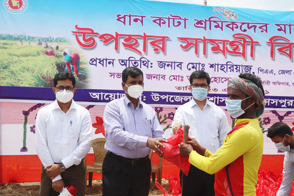 গুরুদাসপুরে ধান কাটা শ্রমিকরা পেলেন 
খাদ্য ও স্বাস্থ্য সুরক্ষা সামগ্রী