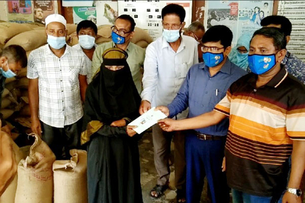 গলাচিপায় দুস্থদের মাঝে চাল বিতরণ
