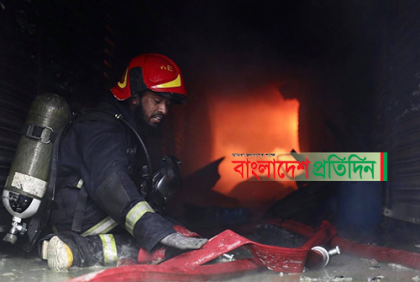 রাজধানীর আরমানিটোলায় রাসায়নিকের গুদামে আগুন; মৃত্যু ৪, দগ্ধ ২০
