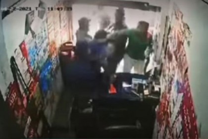 দোকান থেকে টেনেহিঁচড়ে রাস্তায় নিয়ে নারীকে মারধর, ভিডিও ভাইরাল

