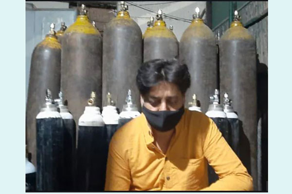 দিল্লির এক বাড়ি থেকেই ৪৮ অক্সিজেন সিলিন্ডার জব্দ

