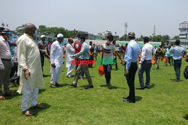 নেত্রকোনায় লকডাউনে প্রধানমন্ত্রীর ত্রাণ বিতরণ