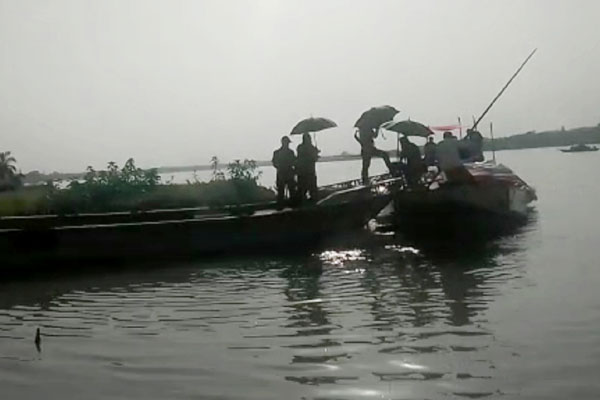 সরকারি চাল বোঝাই ট্রলার জব্দ, আটক ১