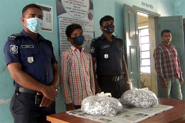 হাকিমপুরে বিপুল পরিমাণ নেশা জাতীয় ইনঞ্জেকশনসহ কিশোর আটক