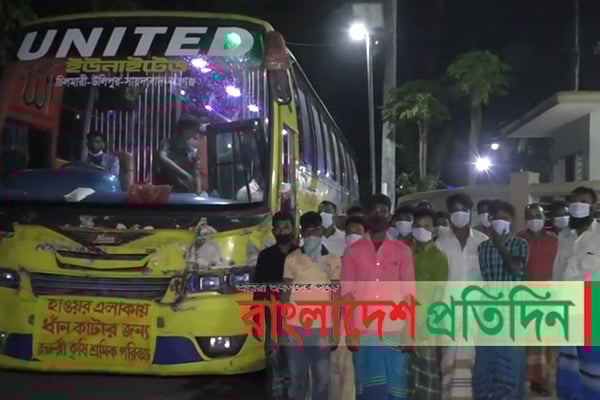 দক্ষিণ-পশ্চিমাঞ্চলে ধান কাটতে যাচ্ছেন কুড়িগ্রামের শ্রমিকরা