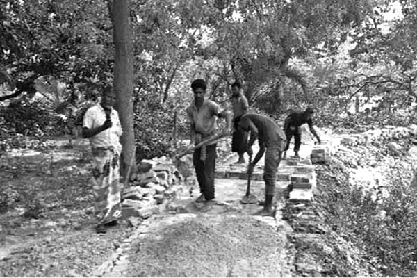 গ্রামবাসীর উদ্যোগে রাস্তা সংস্কার