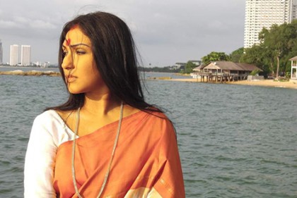 ‘জীবন ঘোর অনিশ্চিত’, কীসের ইঙ্গিত দিলেন ঋতুপর্ণা