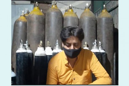 দিল্লির এক বাড়ি থেকেই ৪৮ অক্সিজেন সিলিন্ডার জব্দ

