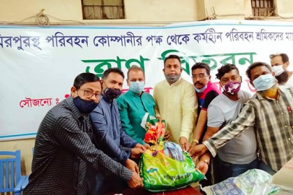 কর্মহীন ২৬শ’ পরিবহন শ্রমিকের মাঝে খাদ্যসামগ্রী বিতরণ 