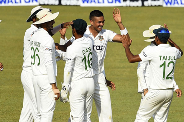 দিনের শুরতেই জোড়া আঘাত, ধনাঞ্জয়ার পর করুনারত্নেও সাজঘরে