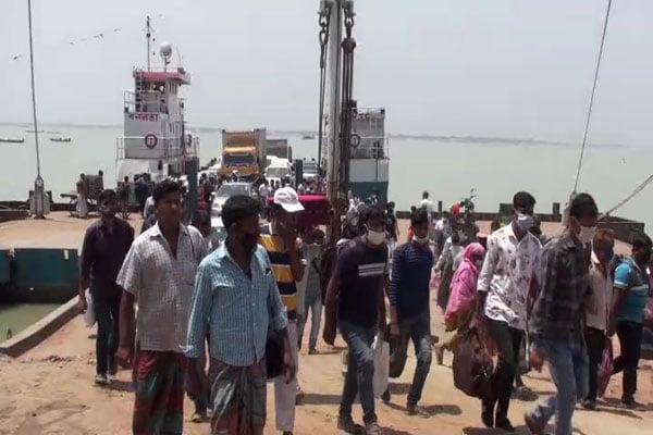 পাটুরিয়া ঘাটে রাজধানীমুখী মানুষের  ভিড়