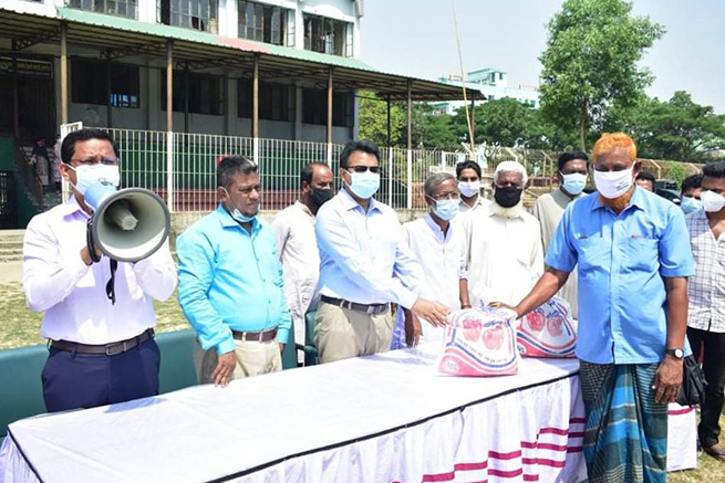 ব্রাহ্মণবাড়িয়ায় ৫০০ পরিবহন শ্রমিকের মাঝে খাদ্য সহায়তা