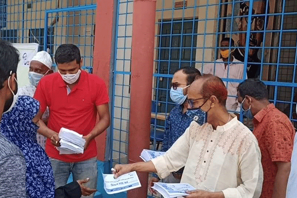 নেত্রকোনায় প্রধানমন্ত্রীর উপহারের নগদ অর্থ প্রদান
