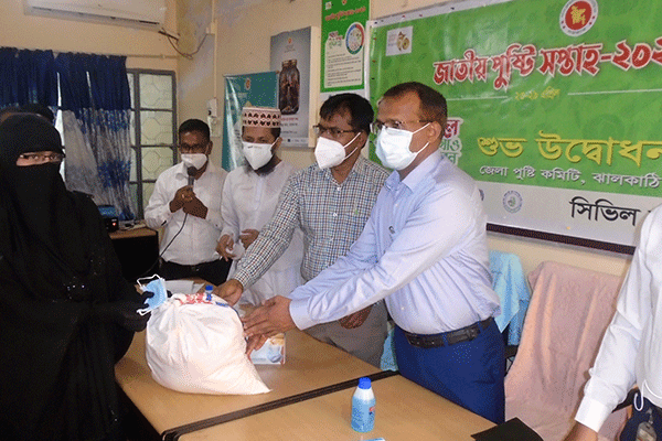 ঝালকাঠিতে পরিবহন শ্রমিকদের মাঝে প্রধানমন্ত্রীর উপহার বিতরণ