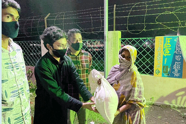 শেরপুরে কর্মহীন মানুষের মাঝে খাবার বিতরণ