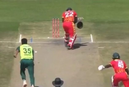 অভিষেক ম্যাচেই ব্যাটসম্যানের হেলমেট ভাঙলেন পাকিস্তানি পেসার (ভিডিও) 