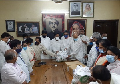 ২ হাজার অসহায় মানুষকে খাদ্য দিল আওয়ামী লীগের ত্রাণ উপ-কমিটি 

