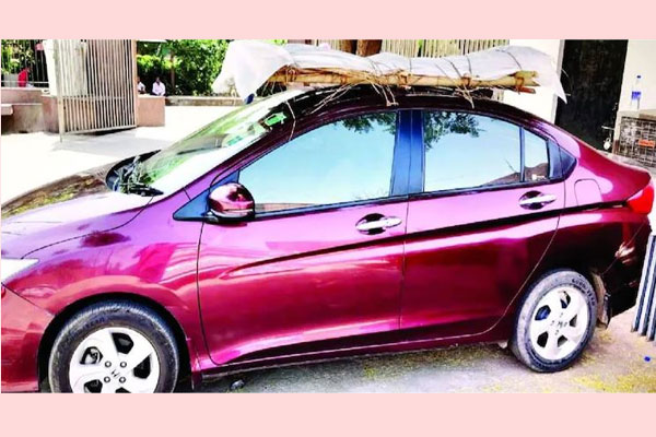 বাবার মরদেহ গাড়ির ছাদে বেঁধে শ্মশানে নিয়ে গেল ছেলে!