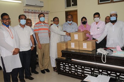 বরিশালে ডায়রিয়া রোগীদের জন্য স্যালাইন সহায়তা প্রদান
