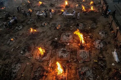 চিতার আগুনে বাড়ছে দিল্লির তাপমাত্রা!