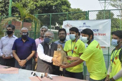 দরিদ্র ও দুস্থদের মাঝে ইফতার সামগ্রি বিতরণ ঢাকা ক্লাবের